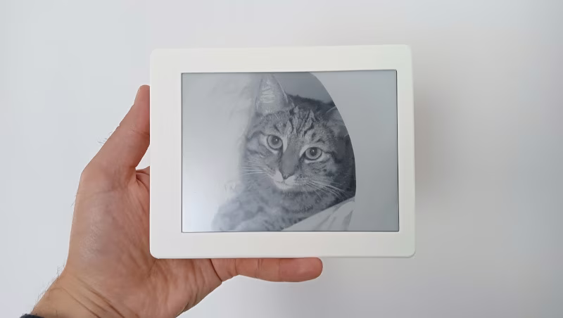 E-ink device operating in photo frame mode